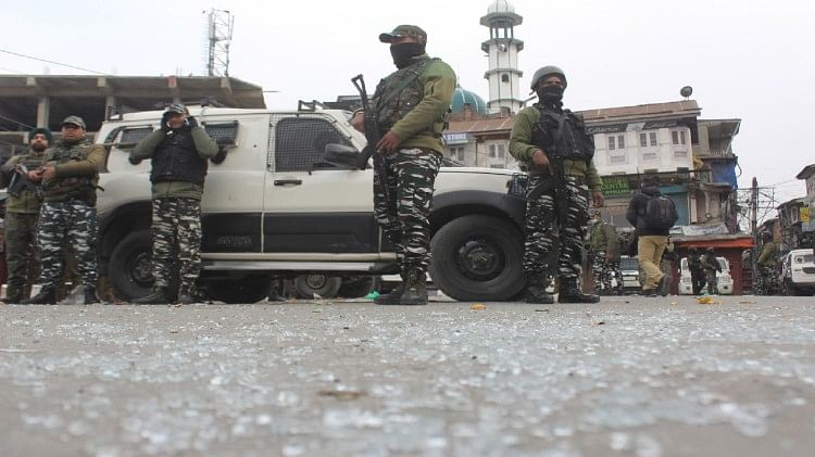 जम्मू-कश्मीर: सीआरपीएफ बंकर पर ग्रेनेड हमला, दो जवान  जख्मी, ग्रेनेड के साथ 4 मददगार गिरफ्तार