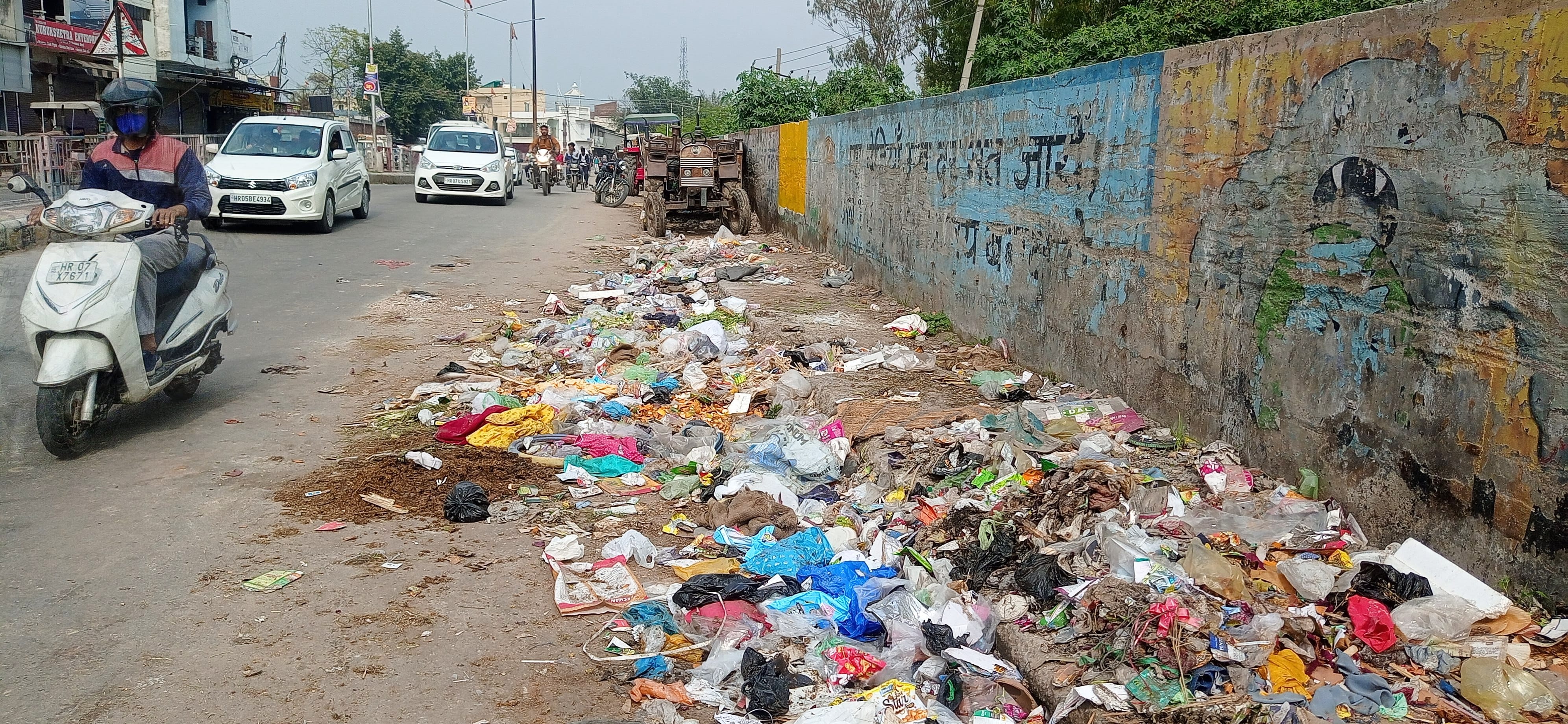 झांसा रोड पर रोटरी चौक के पास पसरी गंदगी।  संवाद