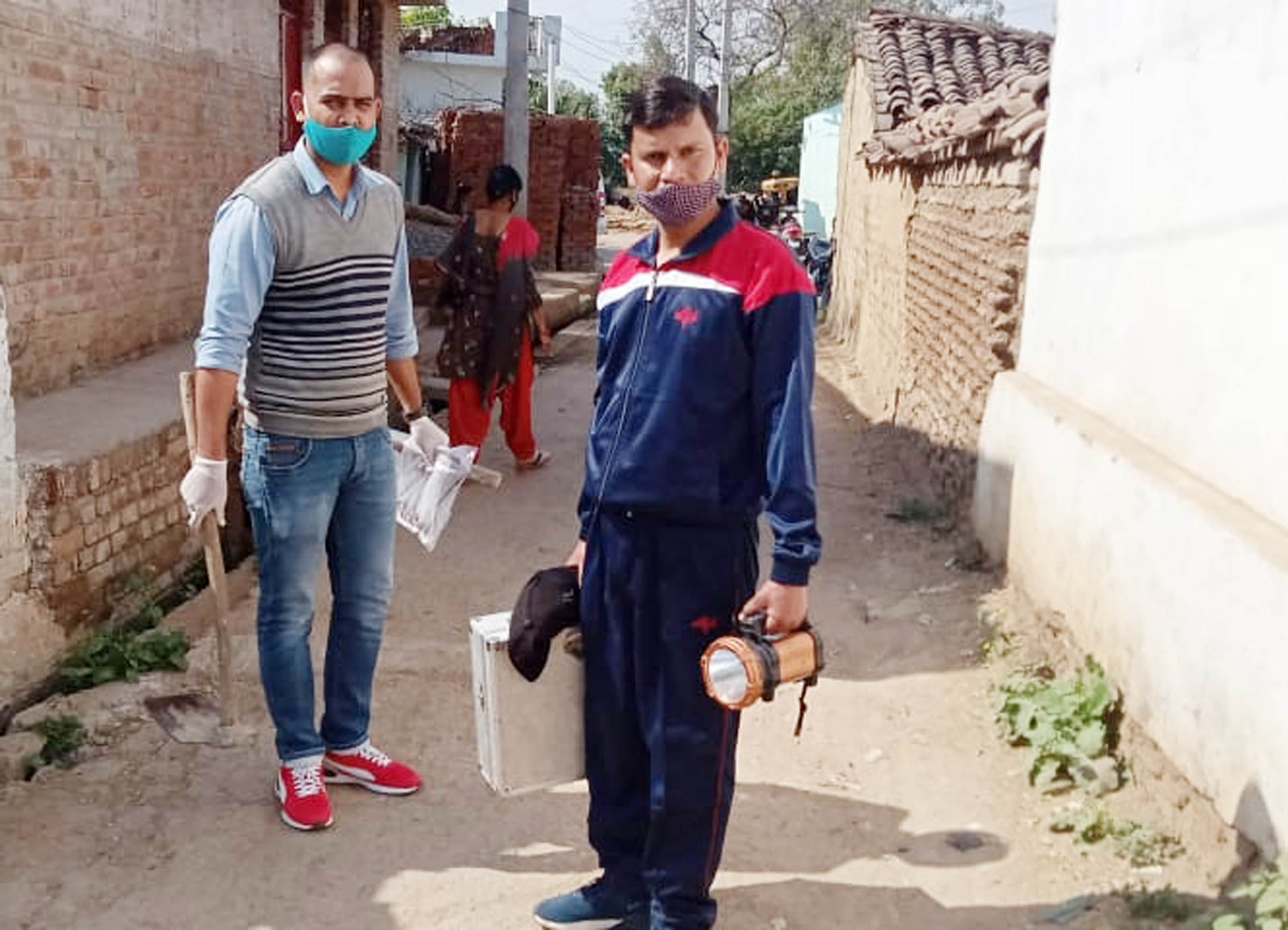 घटना में प्रयुक्त फावड़ा की जांच करती फॉरेसिंक टीम।