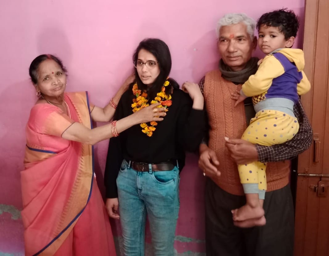 घर पहुंचीं प्रतीक्षा अपने माता-पिता के साथ। संवाद घर पहुंचीं प्रतीक्षा अपने माता-पिता के साथ। संवाद