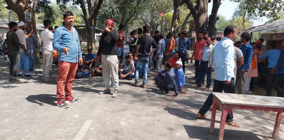 जेठवारा थाने के सराय आनादेव में मवेशी काटे जाने के विरोध में जाम लगाये ग्रामीण। संवाद
