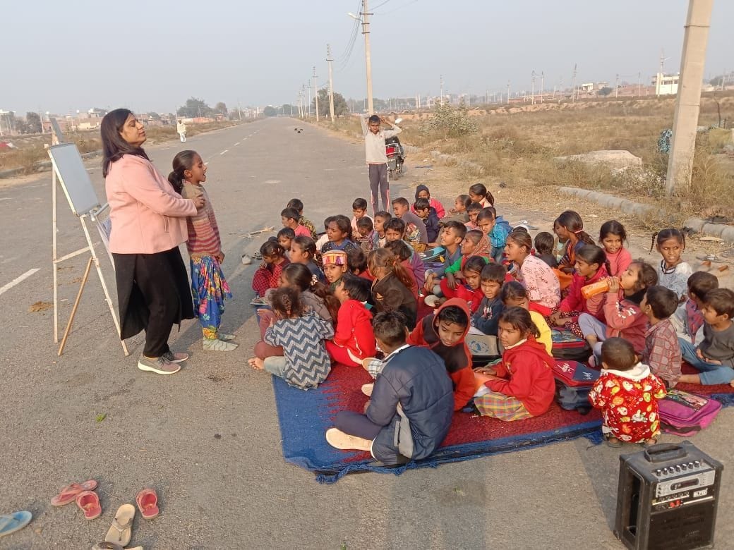 फतेहाबाद में बच्चों को पढ़ाती हुई संगीता प्रणामी जांगड़ा। फतेहाबाद में बच्चों को पढ़ाती हुई संगीता प्रणामी जांगड़ा।