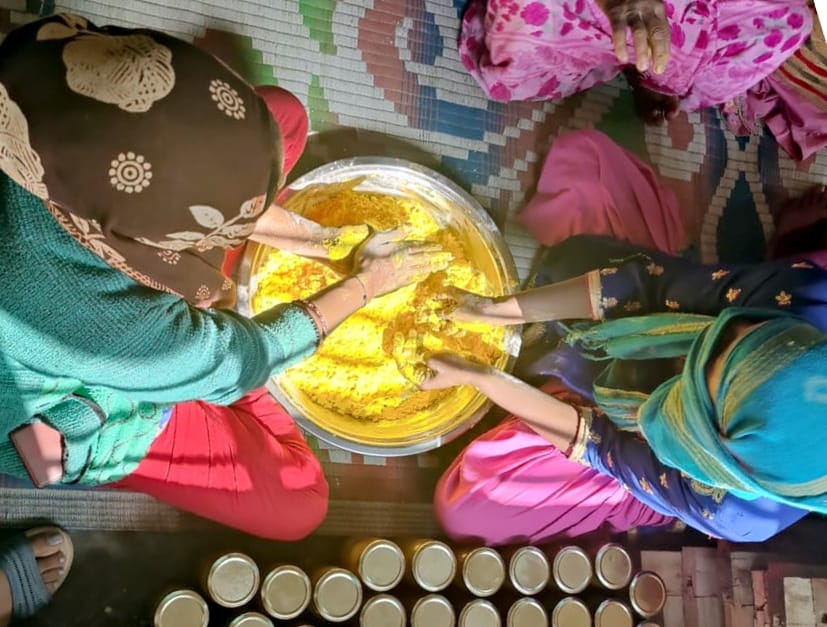 बिजनौर के ग्राम नवलपुर में फूलों से हर्बल गुलाल बनाती महिलाएं। बिजनौर के ग्राम नवलपुर में फूलों से हर्बल गुलाल बनाती महिलाएं।