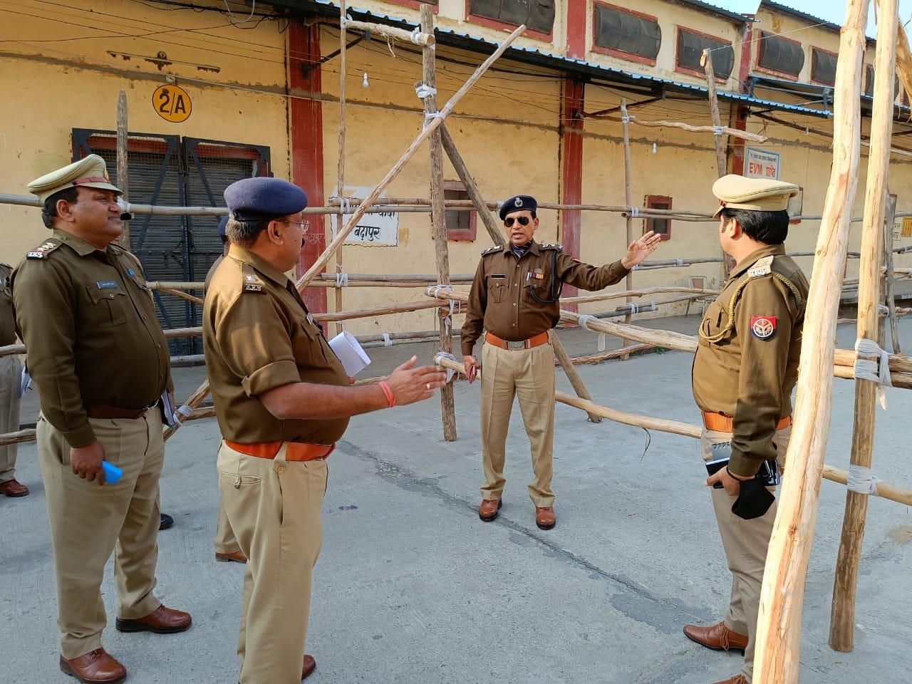 बिजनौर वेयर हाउस में तैयारियों का जायजा लेते एसपी डॉ धर्मवीर सिंह।