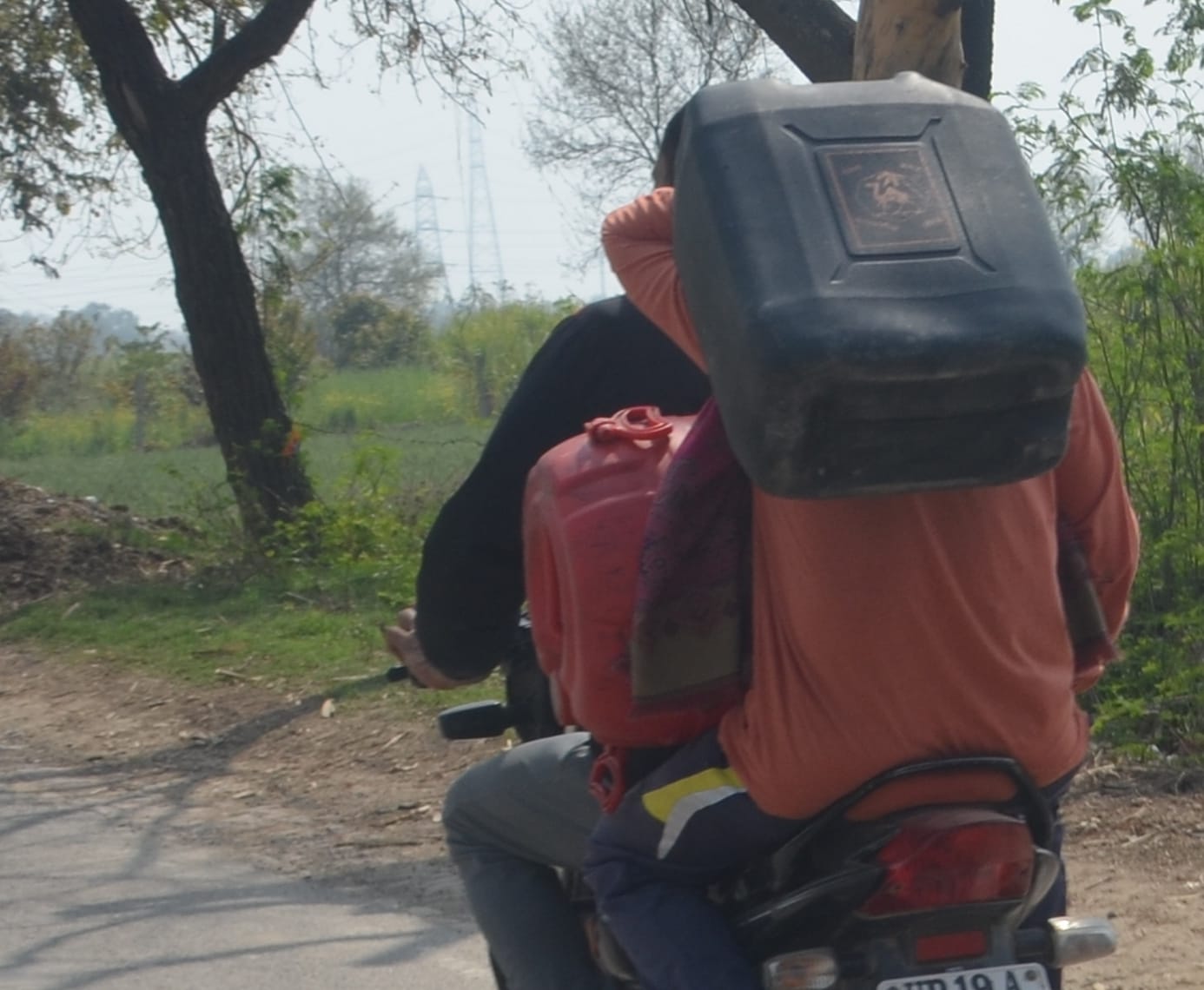 हरियाणा में बाइक से डीजल लेने जाते खेड़ा इस्लामपुर के किसान
