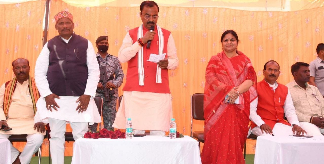 कशिया स्थित केपीएस स्कूल में बूथ के पदाधिकारी की बैठक में बोलते डिप्टी सीएम केशव प्रसाद मौर्य