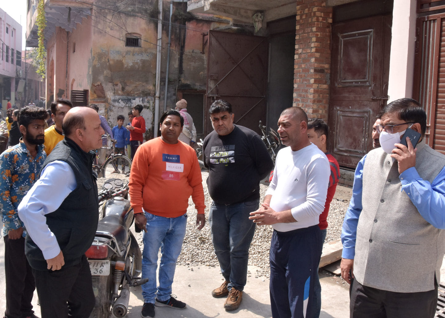 गौशाला रोड़ पर पुराने मकान का छज्जा गिरा व्यक्ति की मौत के बाद जांच करने पहुंचे नगर आयुक्त जमा क्? गौशाला रोड़ पर पुराने मकान का छज्जा गिरा व्यक्ति की मौत के बाद जांच करने पहुंचे नगर आयुक्त जमा क्?