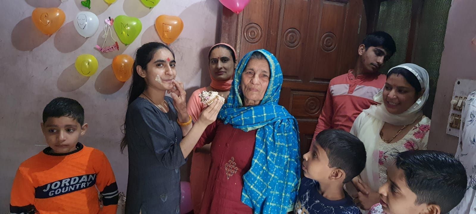 यूक्रेन से घर लौटी बेटी को केक खिलाकर खुशी मनाते परिजन। संवाद यूक्रेन से घर लौटी बेटी को केक खिलाकर खुशी मनाते परिजन। संवाद