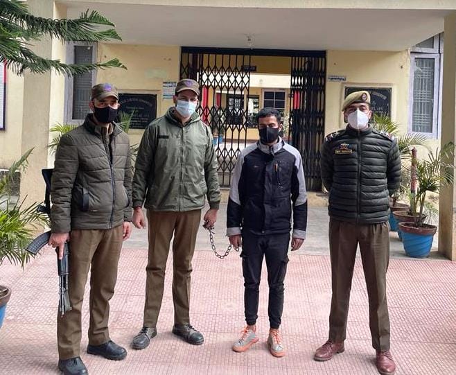 उधमपुर: पुलिस द्वारा पकड़े गए नशा तस्कर. उधमपुर: पुलिस द्वारा पकड़े गए नशा तस्कर.