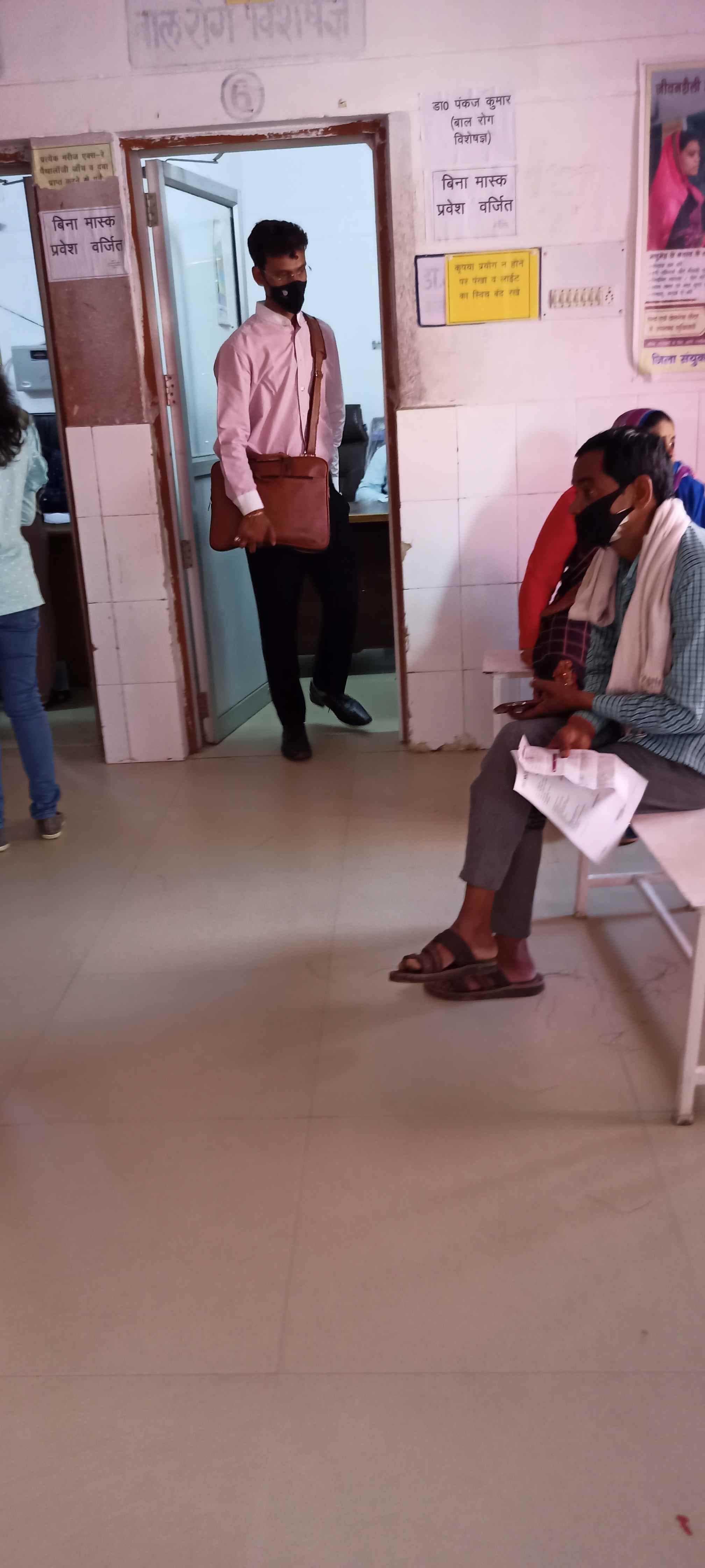 फोटो-08एयूआरपी-13 ओपीडी के समय डॉक्टर के कक्ष से बाहर निकलता एमआर । संवाद