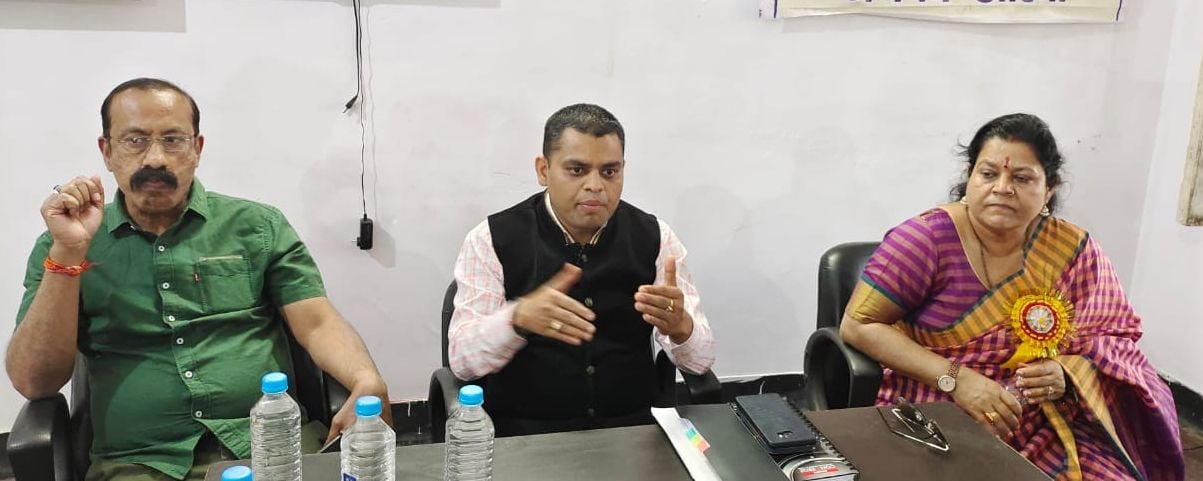 फोटो08एयूआरपी 35- प्रेक्षक की मौजूदगीमें जानकारी देते जिला निर्वाचन अधिकारी सुनील कुमार वर्मा व म? फोटो08एयूआरपी 35- प्रेक्षक की मौजूदगीमें जानकारी देते जिला निर्वाचन अधिकारी सुनील कुमार वर्मा व म?