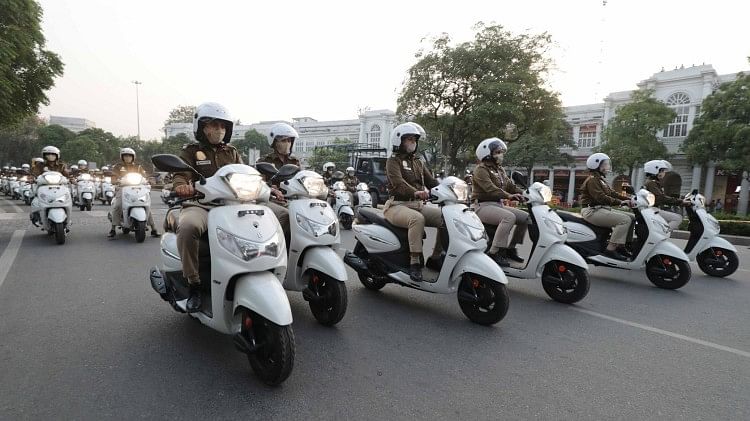 Le héros de la Journée internationale de la femme Motocorp présente 215 scooters à la police de Delhi à l’occasion de la Journée de la femme