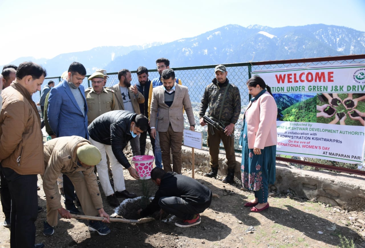 फोटो...अंतराष्ट्रीय महिला दिवस पर डीडीसी अध्यक्षा व जिला उपायुक्त आदि ने वृक्षारोपण किया।