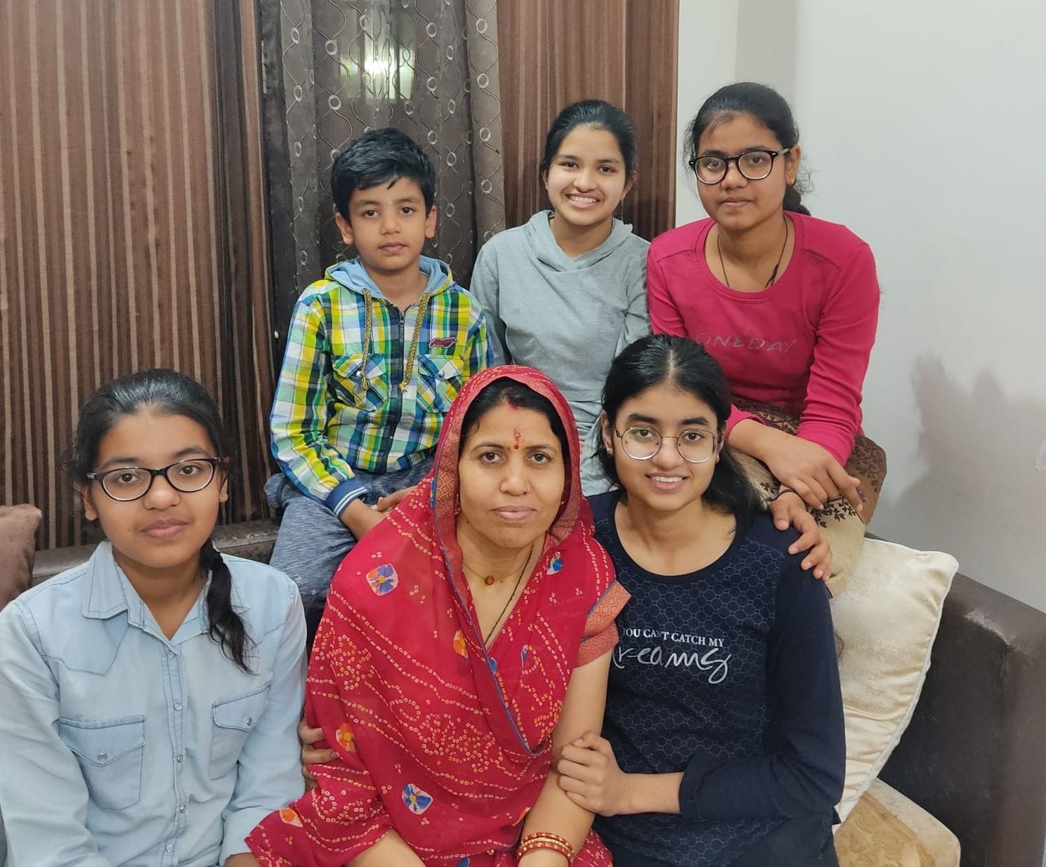 अपने परिवार के साथ यूक्रेन से लौटी मेडिकल स्टूडेंट स्नेहा। फोटो : परिजनों के सौजन्य से अपने परिवार के साथ यूक्रेन से लौटी मेडिकल स्टूडेंट स्नेहा। फोटो : परिजनों के सौजन्य से