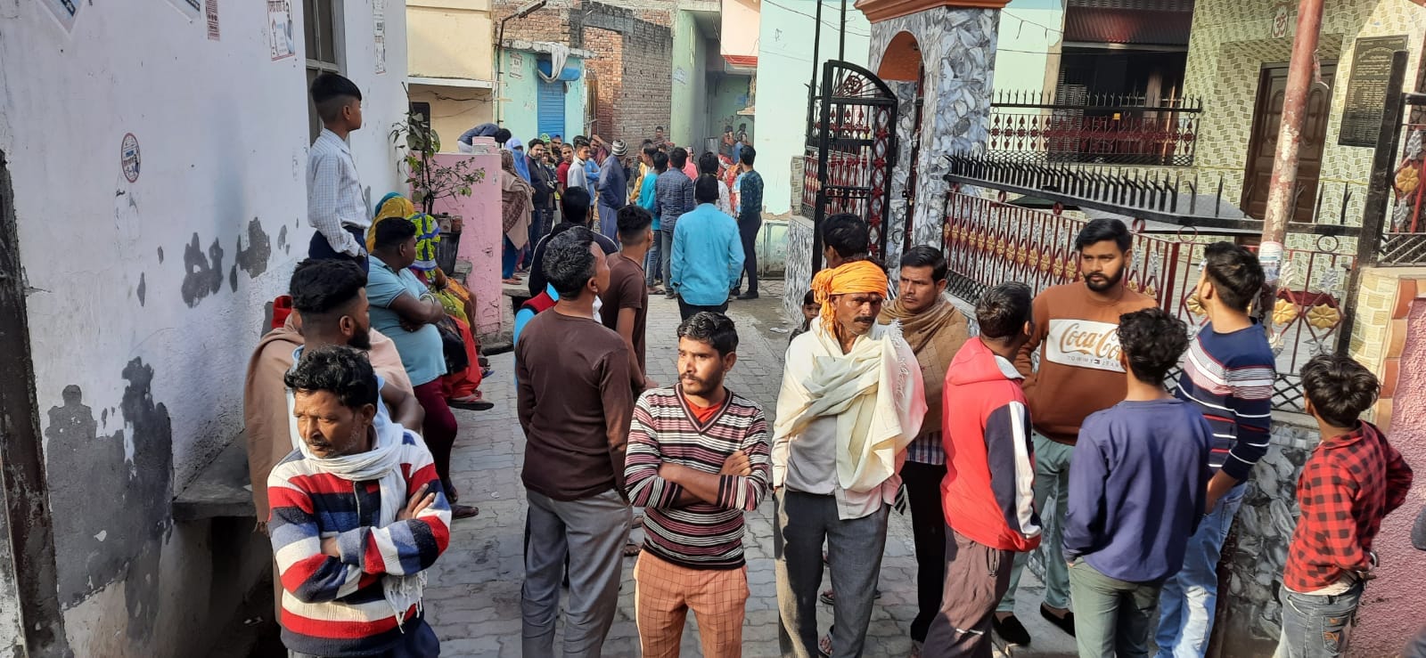 गंगोह में आग लगने के बाद मौके पर जुटे लोग गंगोह में आग लगने के बाद मौके पर जुटे लोग