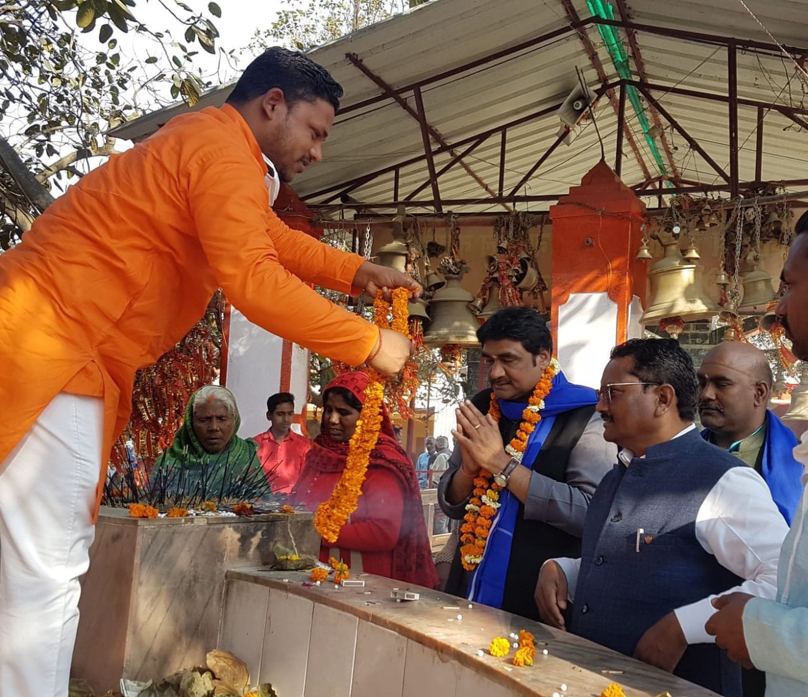 अंबेडकरनगर के शिवबाबा में पूजन अर्चन करते बसपा प्रत्याशी चन्द्रप्रकाश वर्मा।