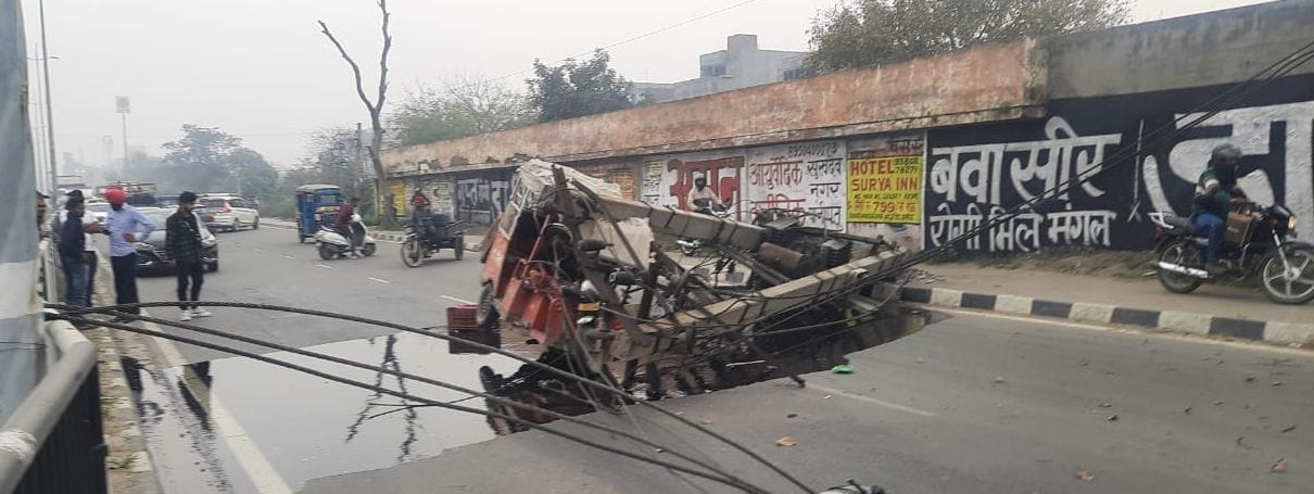 पानीपत। रोड के बिच में पड़ा टूटा हुआ ट्रांसफार्मर। पानीपत। रोड के बिच में पड़ा टूटा हुआ ट्रांसफार्मर।