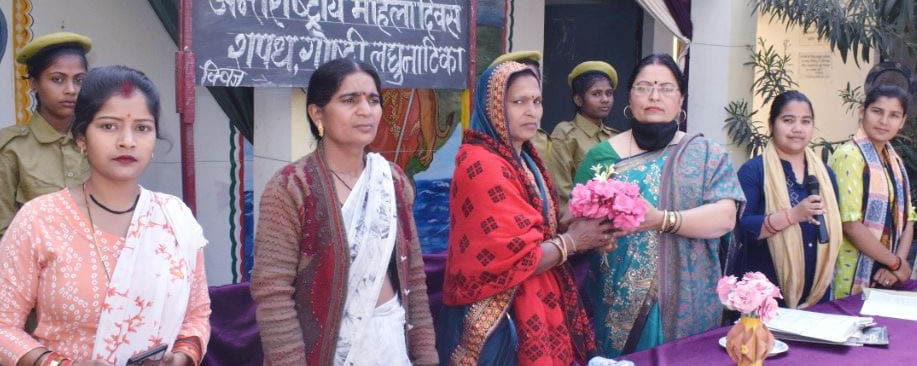 बड़ोखर बुजुर्ग में उत्कृष्ट कार्य करने पर महिला को सम्मानित करतीं प्रधानाचार्य डा.शशि मिश्रा। बड़ोखर बुजुर्ग में उत्कृष्ट कार्य करने पर महिला को सम्मानित करतीं प्रधानाचार्य डा.शशि मिश्रा।