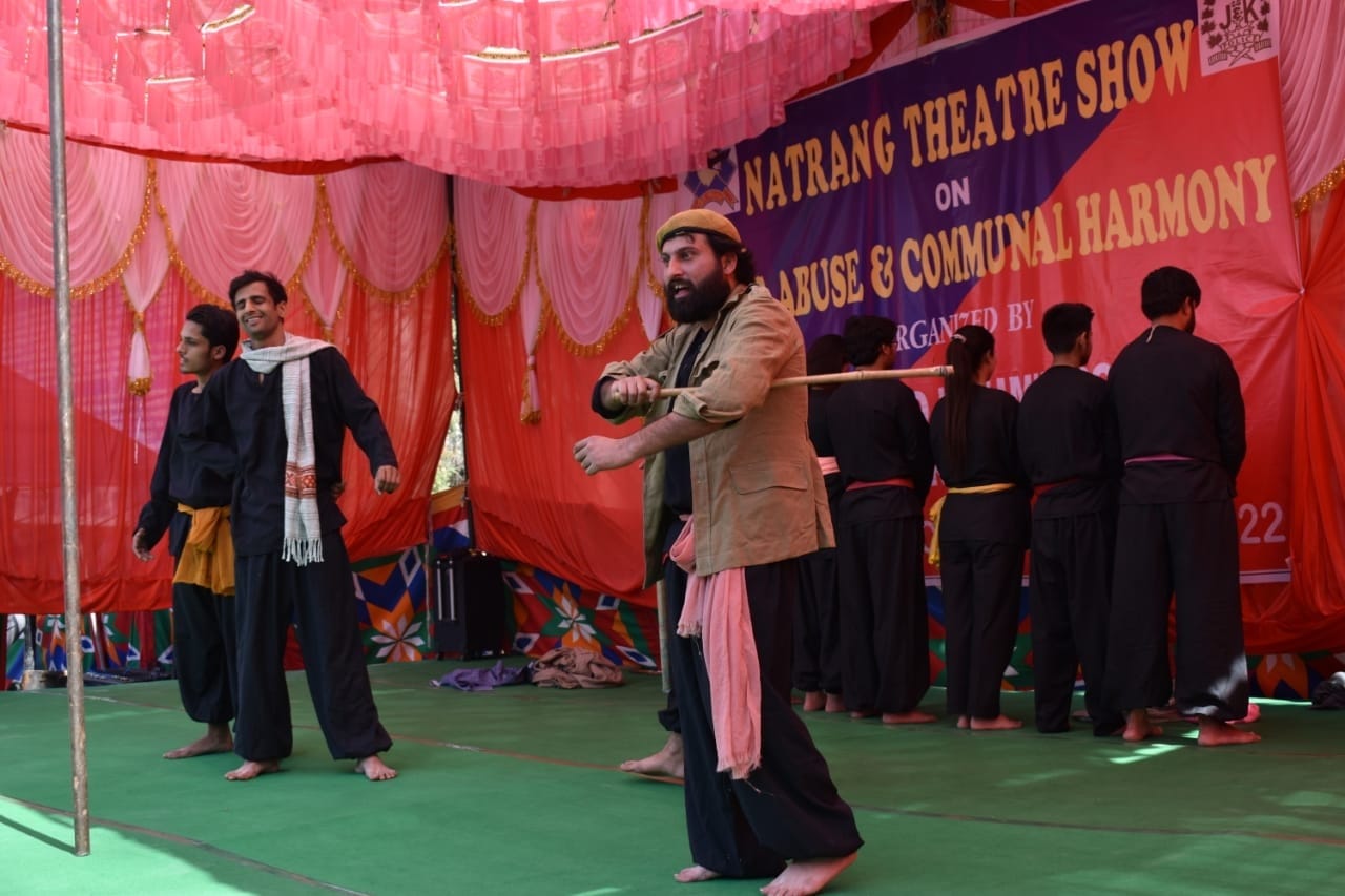 रियासी में नाटक का मंचन करते हुए नटरंग थिएटर ग्रुप के कलाकार। रियासी में नाटक का मंचन करते हुए नटरंग थिएटर ग्रुप के कलाकार।