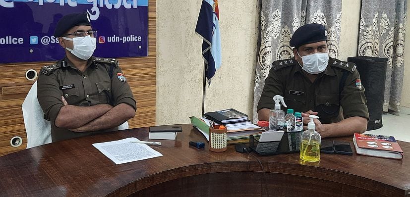 रुद्रपुर में प्रेस वार्ता करते एसएसपी बरिंदरजीत सिंह व सीओ अभय सिंह।