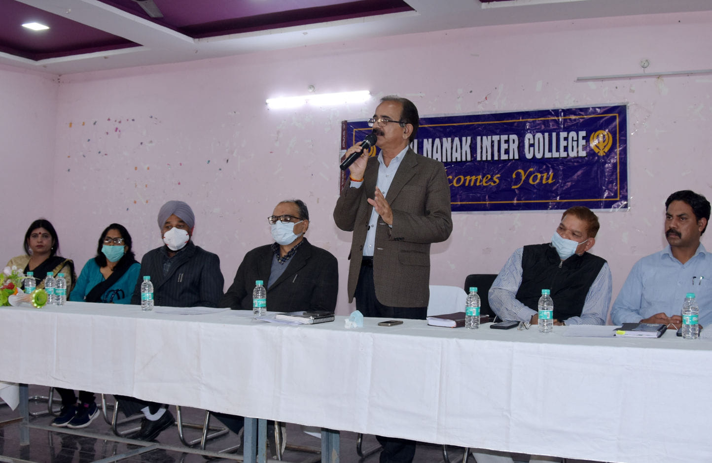गुरू नानक इंटर कॉलेज में आयोजित बोर्ड केन्द्र व्यवस्थापको की बैठक में विचार रखते डीआइओएस