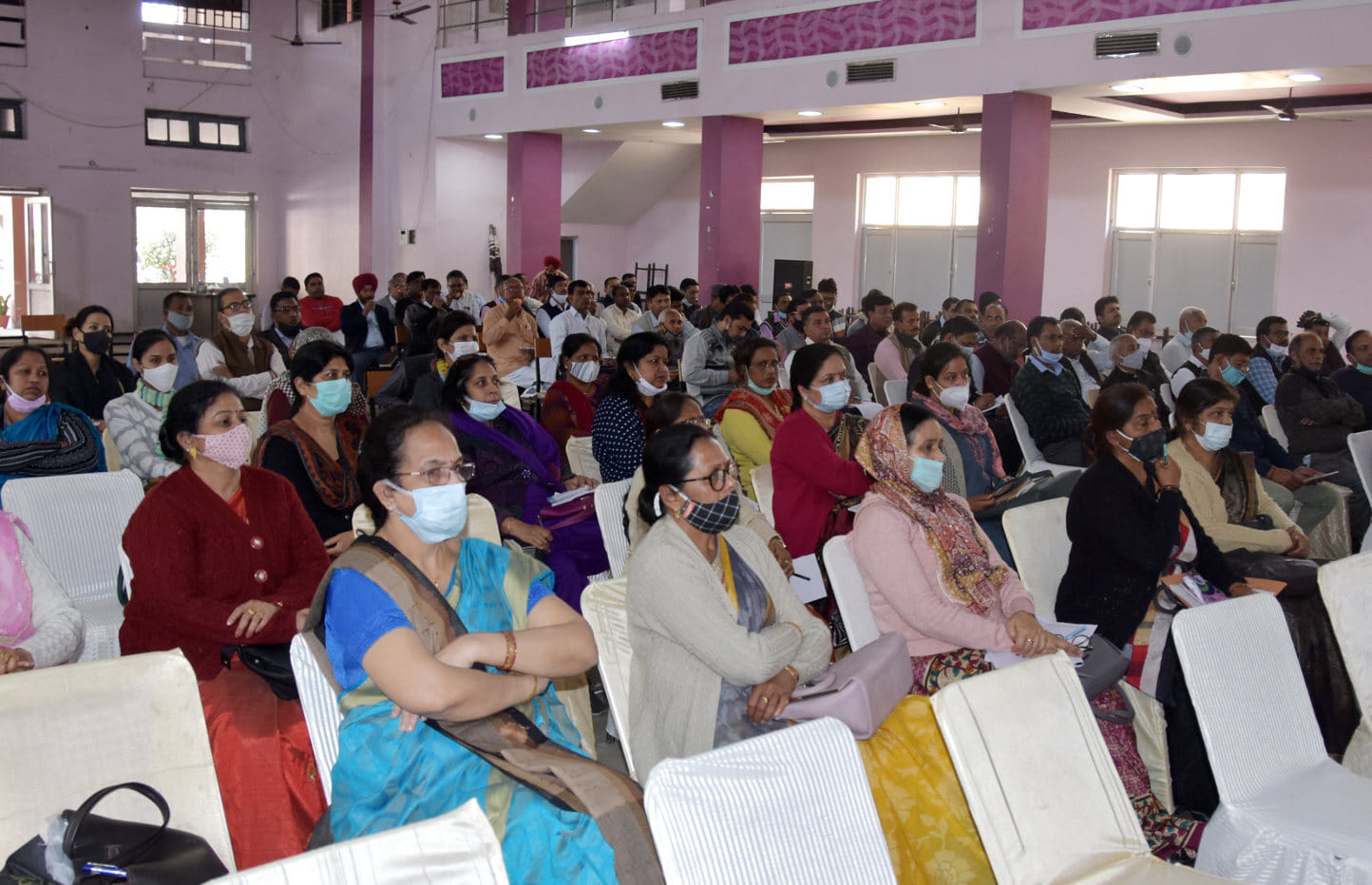 गुरू नानक इंटर कॉलेज में आयोजित बोर्ड केन्द्र व्यवस्थापको की बैठक में भाग लेती प्राचार्य