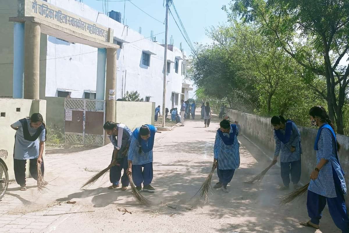 साफ-सफाई कर स्वच्छता का संदेश देतीं छात्राएं। साफ-सफाई कर स्वच्छता का संदेश देतीं छात्राएं।