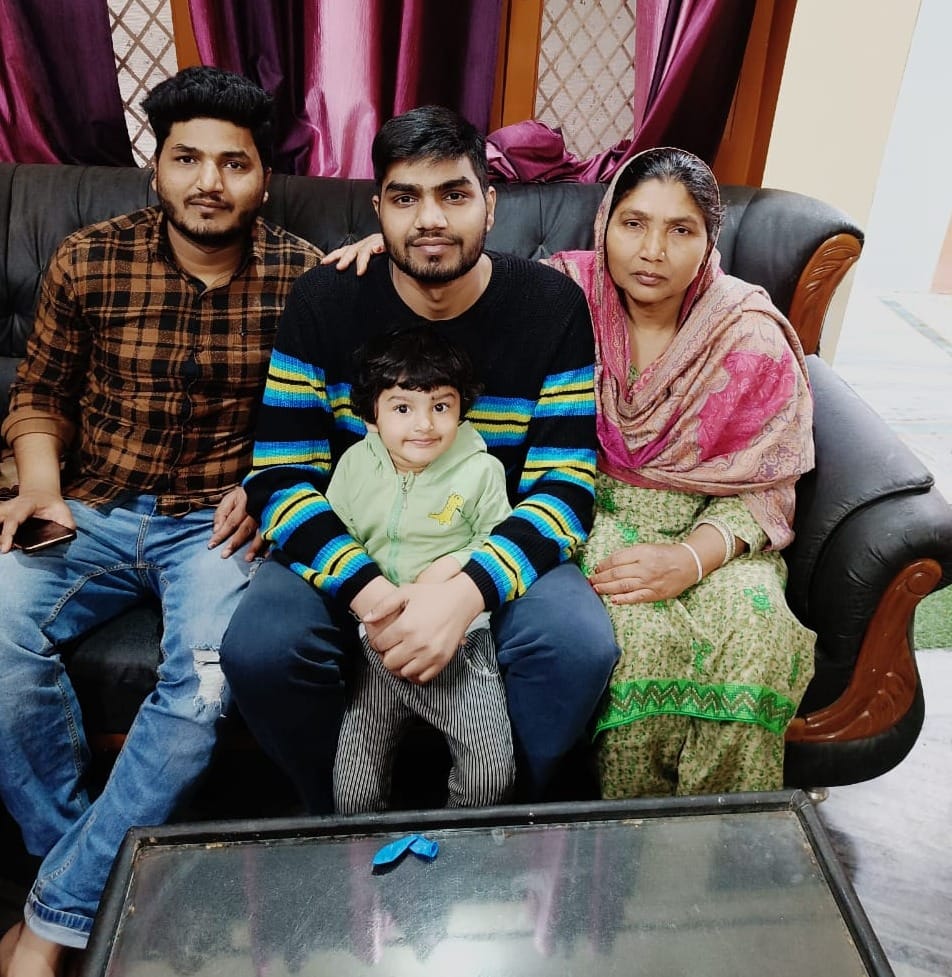 यूक्रेन से लौटे तौहीद अपने परिवार के साथ। संवाद यूक्रेन से लौटे तौहीद अपने परिवार के साथ। संवाद