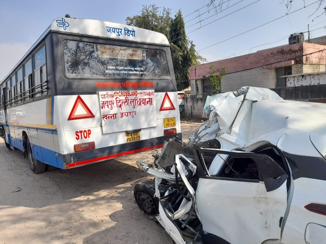 पिपली सदर थाने के बाहर खड़ी जयपुर डिपो की क्षतिग्रस्त बस और ग्रस्त कार। संवाद पिपली सदर थाने के बाहर खड़ी जयपुर डिपो की क्षतिग्रस्त बस और ग्रस्त कार। संवाद