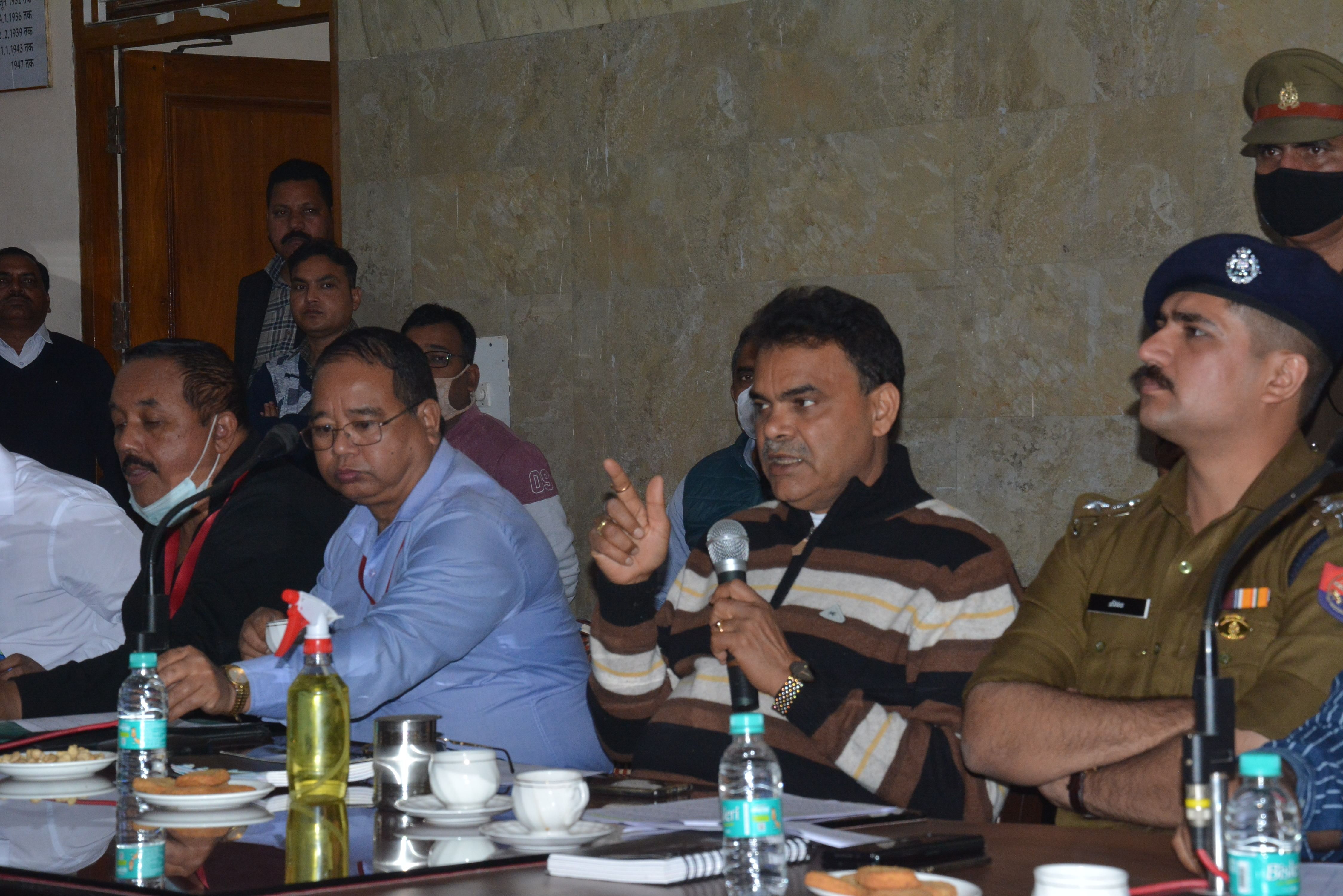 जिला पंचायत सभागार में बैठक में राजनीतिक दलों के प्रत्याशी एव प्रतिनिधि बैठक लेते डीएम व एसएसपी?