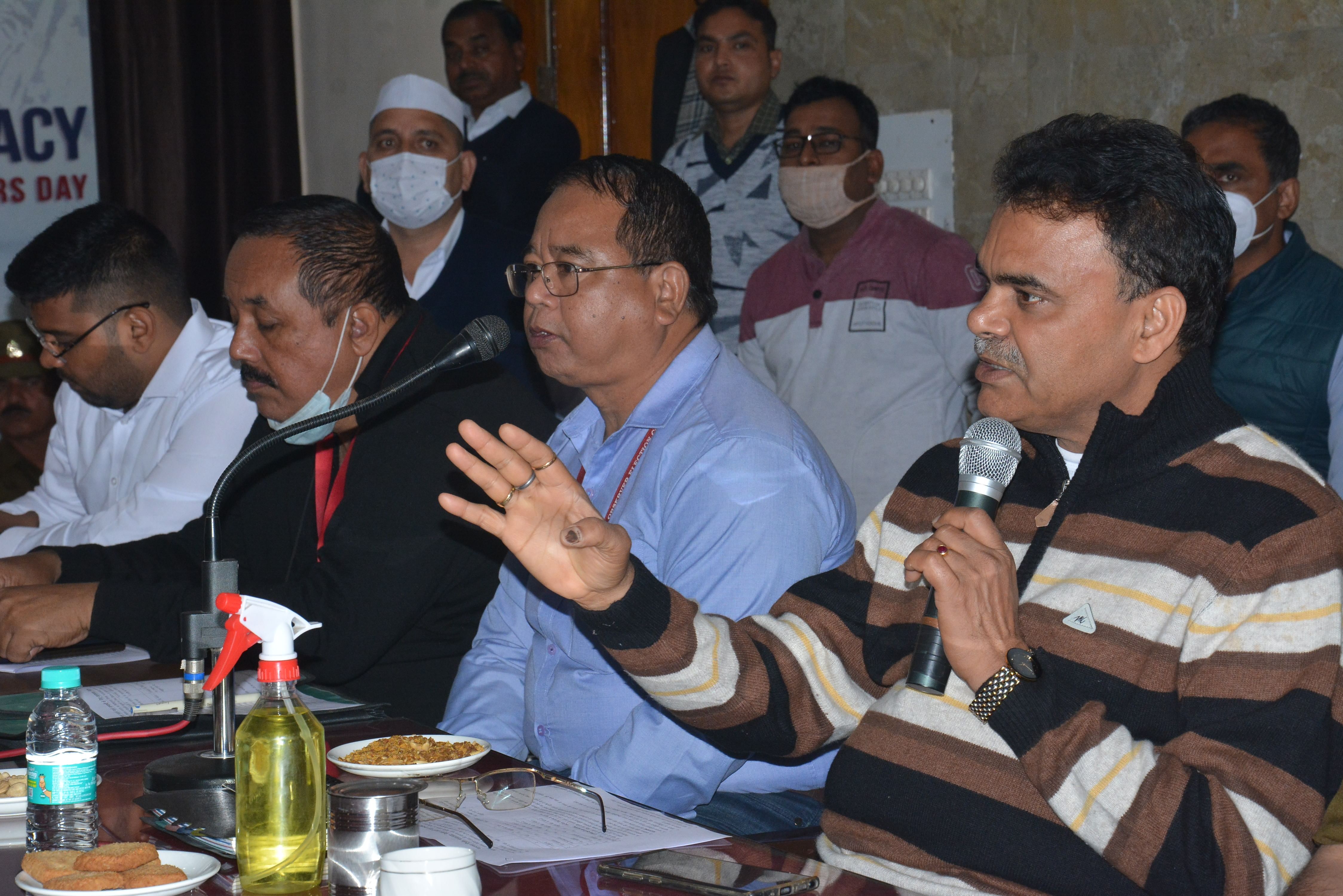 जिला पंचायत सभागार में बैठक लेते  जिला निर्वाचन अधिकारी व चुनाव प्रक्षेक।