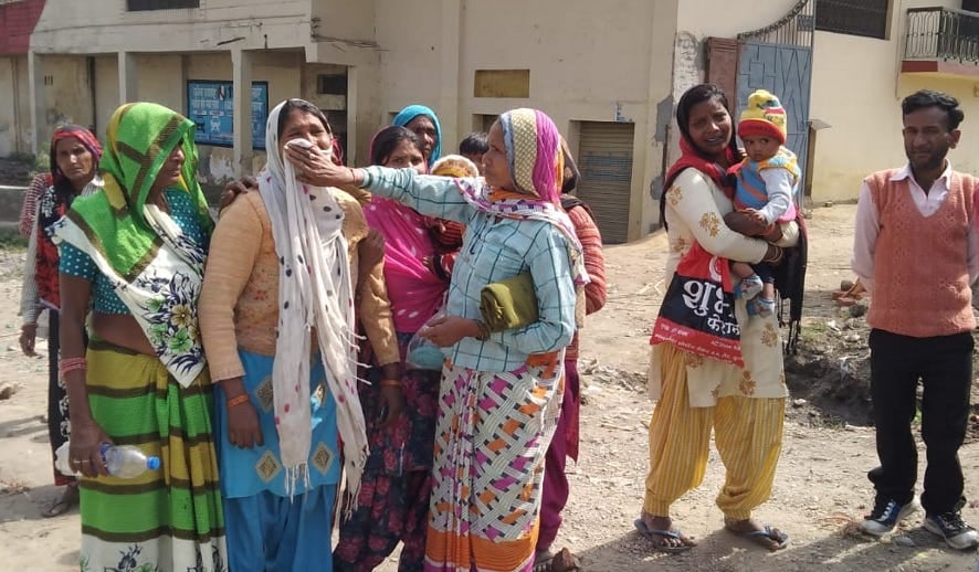 मंडावली थाने के बाहर विलाप करते मृतका के परिजन।
