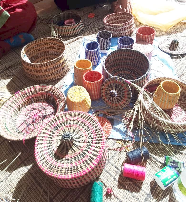गांव जदारी में चलार की पत्तियों से बुनाई कर बनाए गई वस्तुएं। संवाद गांव जदारी में चलार की पत्तियों से बुनाई कर बनाए गई वस्तुएं। संवाद