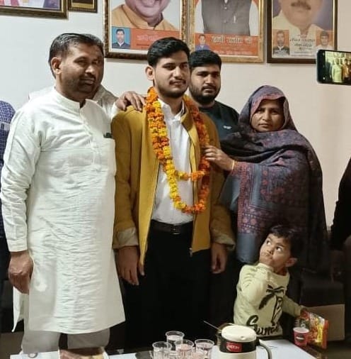 यूक्रेन से लौटे इमरान अपने परिवार के साथ। संवाद यूक्रेन से लौटे इमरान अपने परिवार के साथ। संवाद