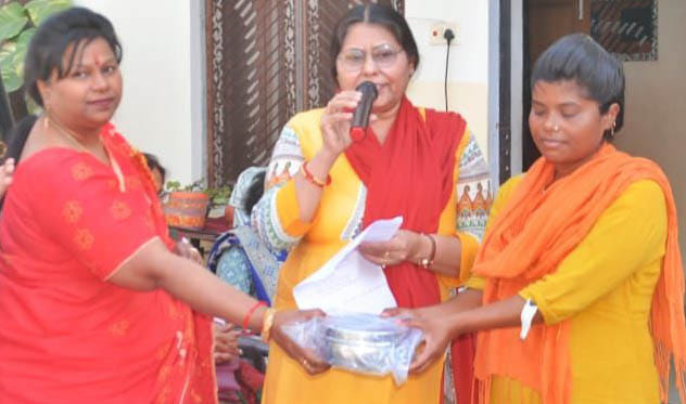 छात्रा को सम्मानित करतीं महिला डिग्री कालेज प्राचार्य डा.दीपाली गुप्ता। साथ में प्रवक्ता डा.सबी छात्रा को सम्मानित करतीं महिला डिग्री कालेज प्राचार्य डा.दीपाली गुप्ता। साथ में प्रवक्ता डा.सबी