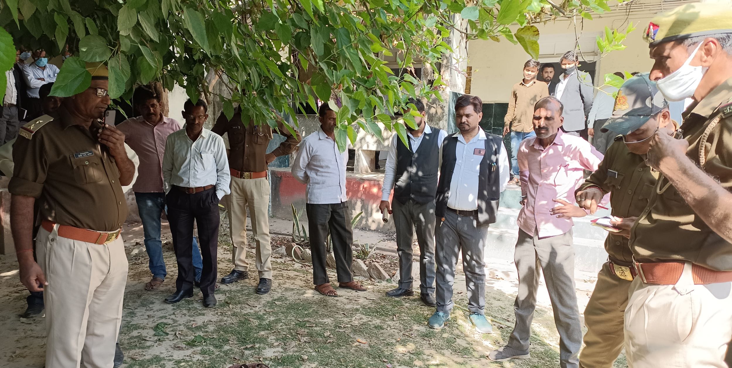 कोर्ट परिसर में जांच करती पुलिस व शव देखते लोग। संवाद