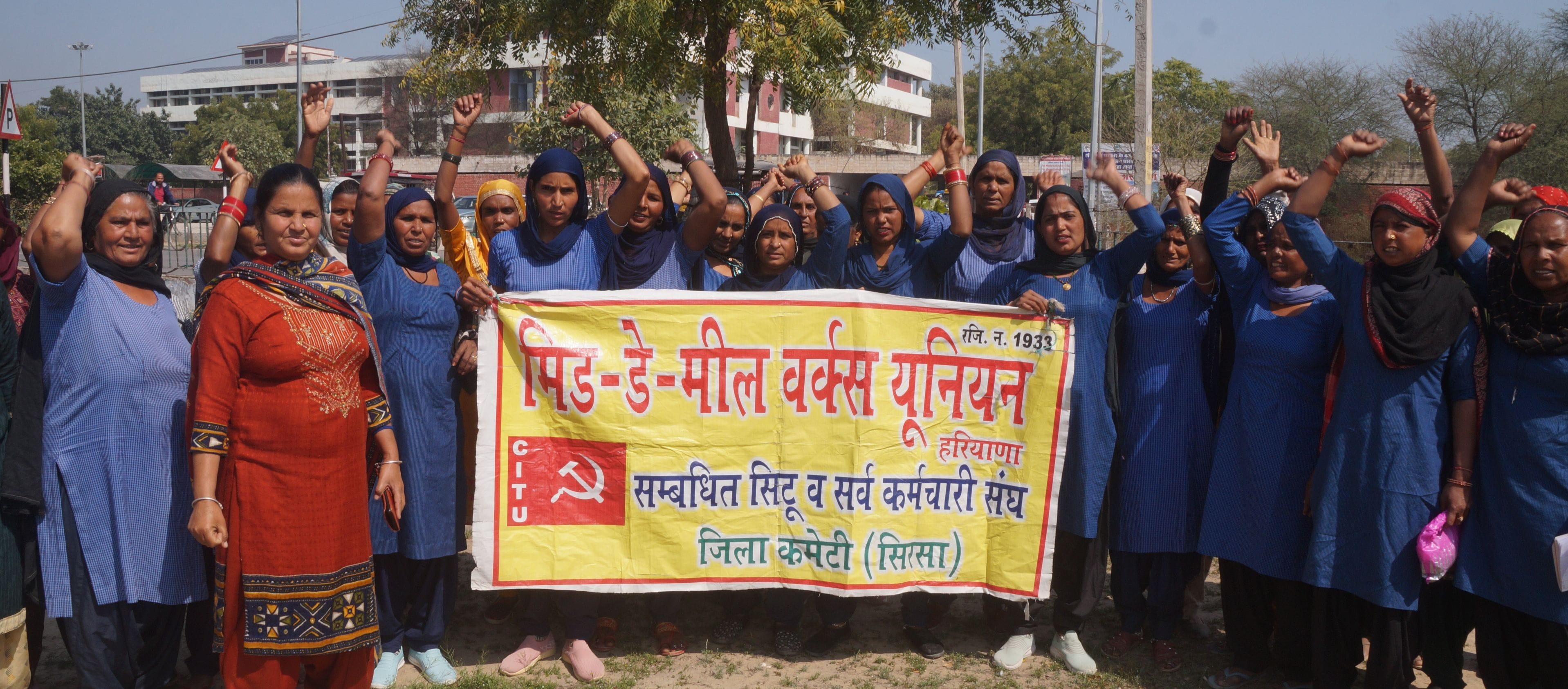ंगों को लेकर रोष प्रदर्शन करती मिड डे मील वर्कर्स।