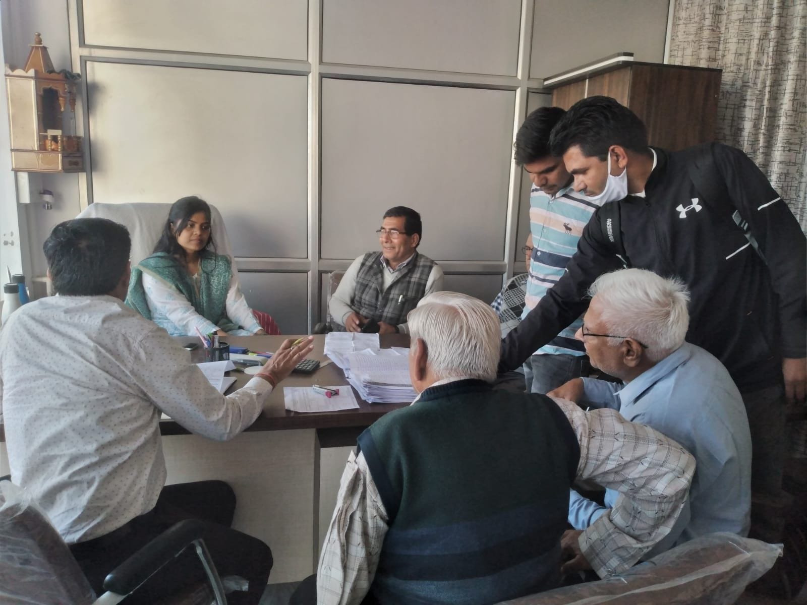 प्रॉपर्टी टैक्स मूल्यांकन नोटिस ठीक करवाने के लिए आयोजित शिविर का निरीक्षण करती डीएमसी नेहा सिं