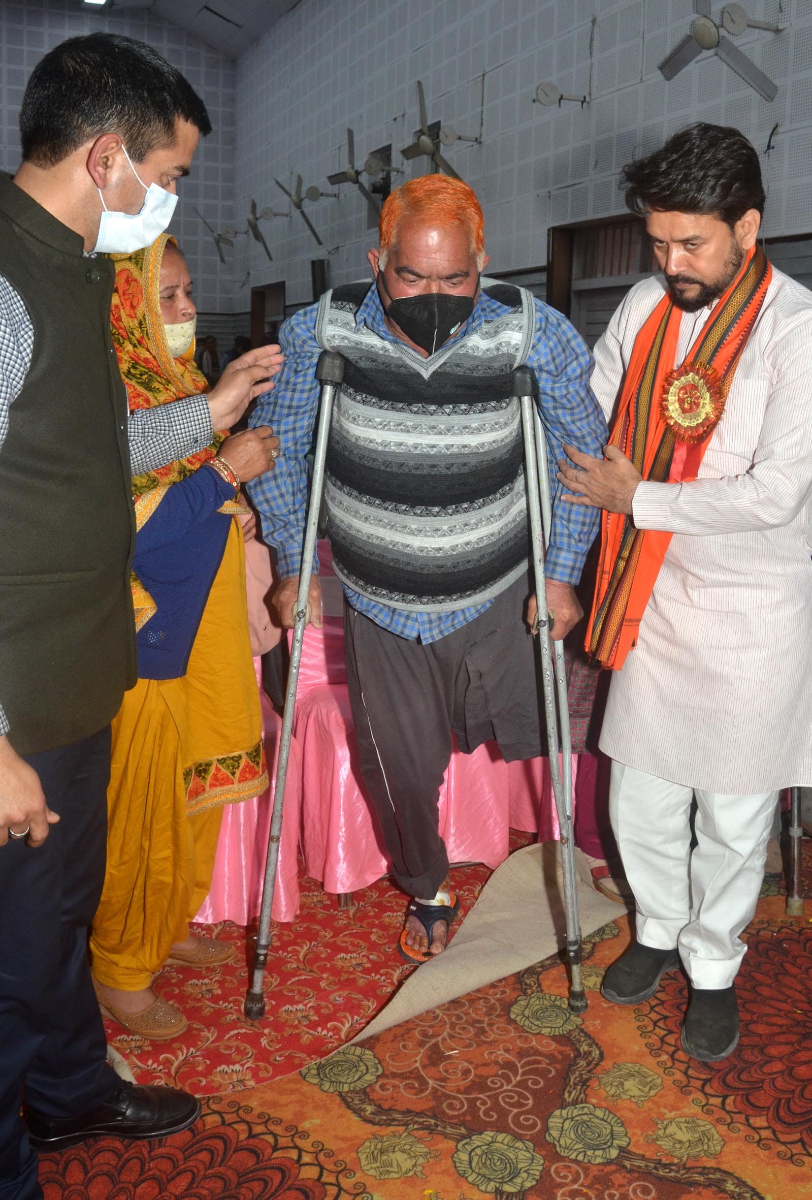 दिव्यांगों को सहायक उपकरण वितरित करते मंत्री अनुराग ठाकुर। दिव्यांगों को सहायक उपकरण वितरित करते मंत्री अनुराग ठाकुर।