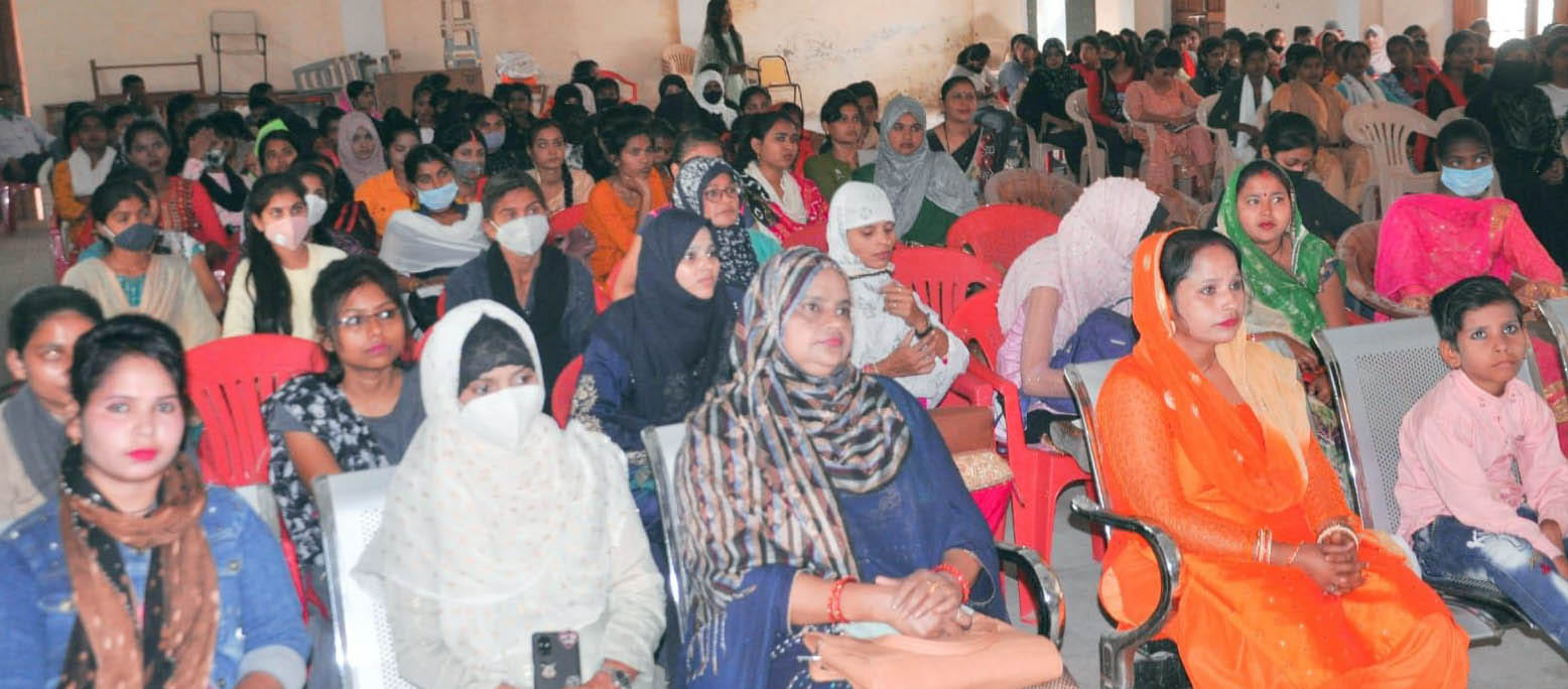 गोष्ठी में उपस्थित छात्राएं और महिलाएं। गोष्ठी में उपस्थित छात्राएं और महिलाएं।