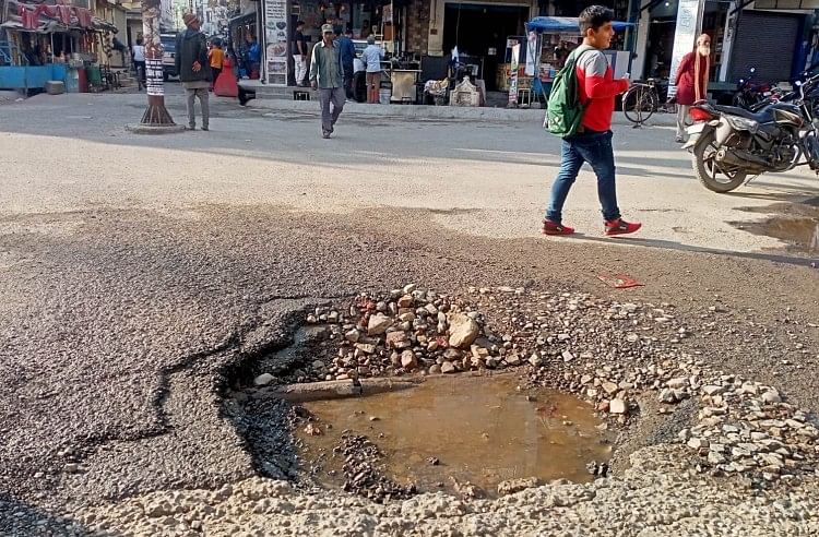 Hole In Tanakpur Road – Lubang di jalan yang mengundang kecelakaan