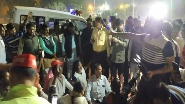 मंडी परिसर के बाहर बैठे सपा कार्यकर्ता