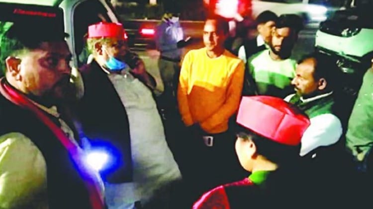 धनीपुर मंडी स्थित मतगणना स्थल पर हंगामा करते सपा कार्यकर्ता।