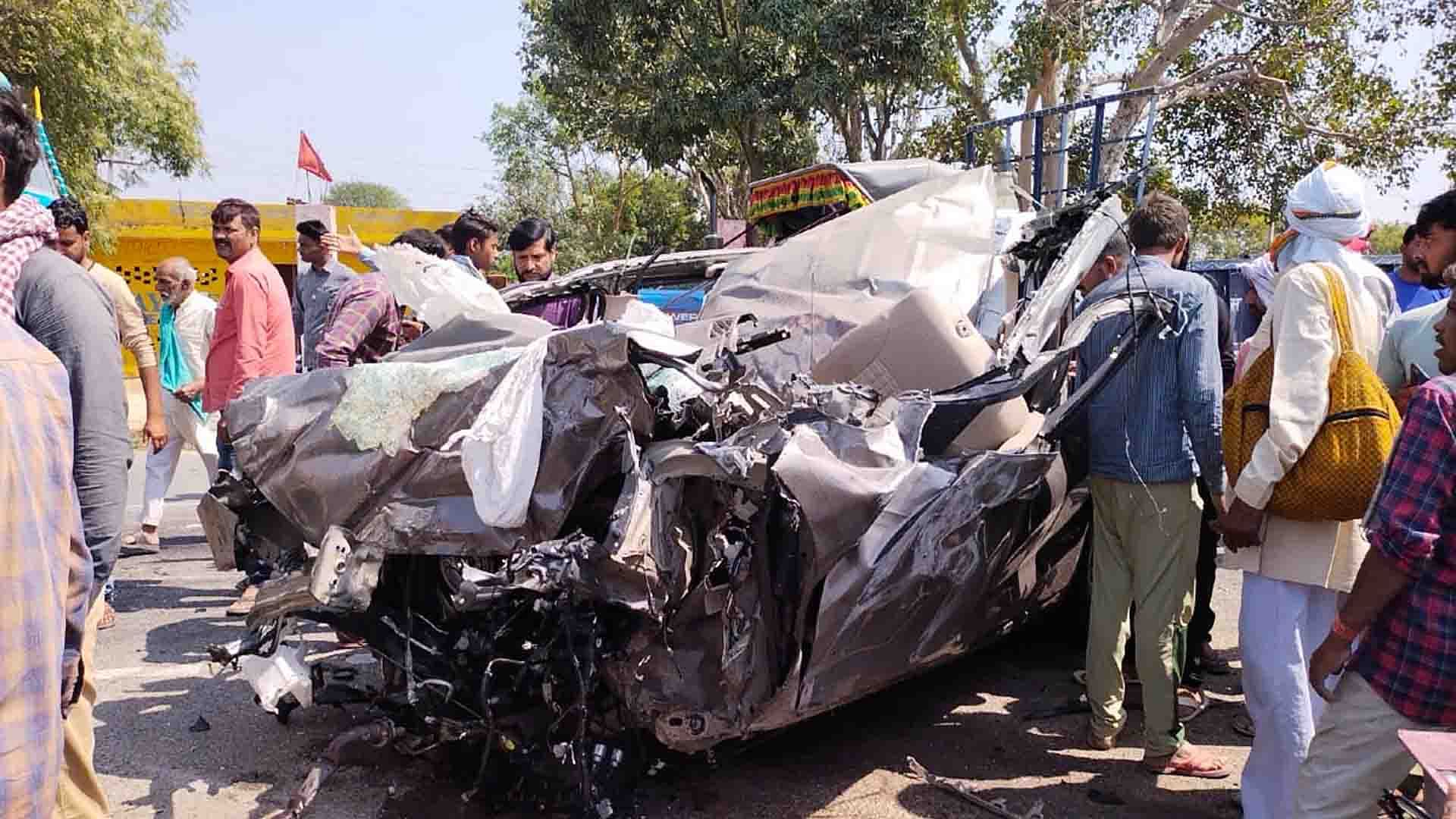 Big Road Accident In Etawah, Six People Died - यूपी में भीषण सड़क हादसा:  ट्रक की टक्कर से कार के परखच्चे उड़े, छह की मौत, पांच घायल - Amar Ujala  Hindi News Live