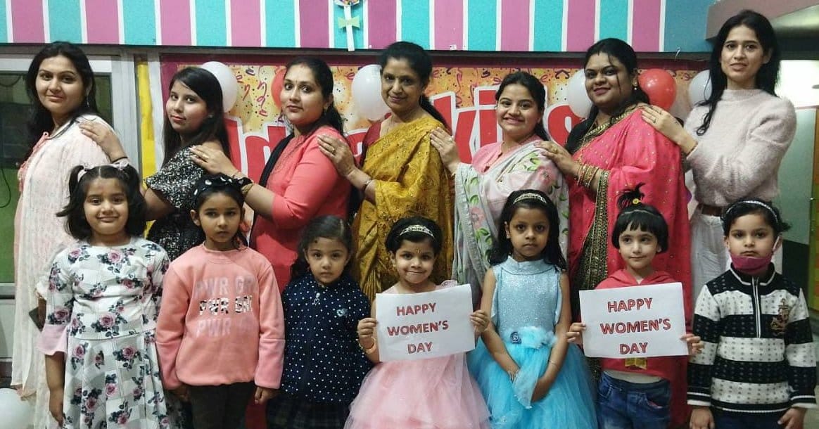 आइडियल किड्स स्कूल में अंतरराष्ट्रीय महिला दिवस के कार्यक्रम में प्रतिभाग करती शिक्षिकाएं व छा?