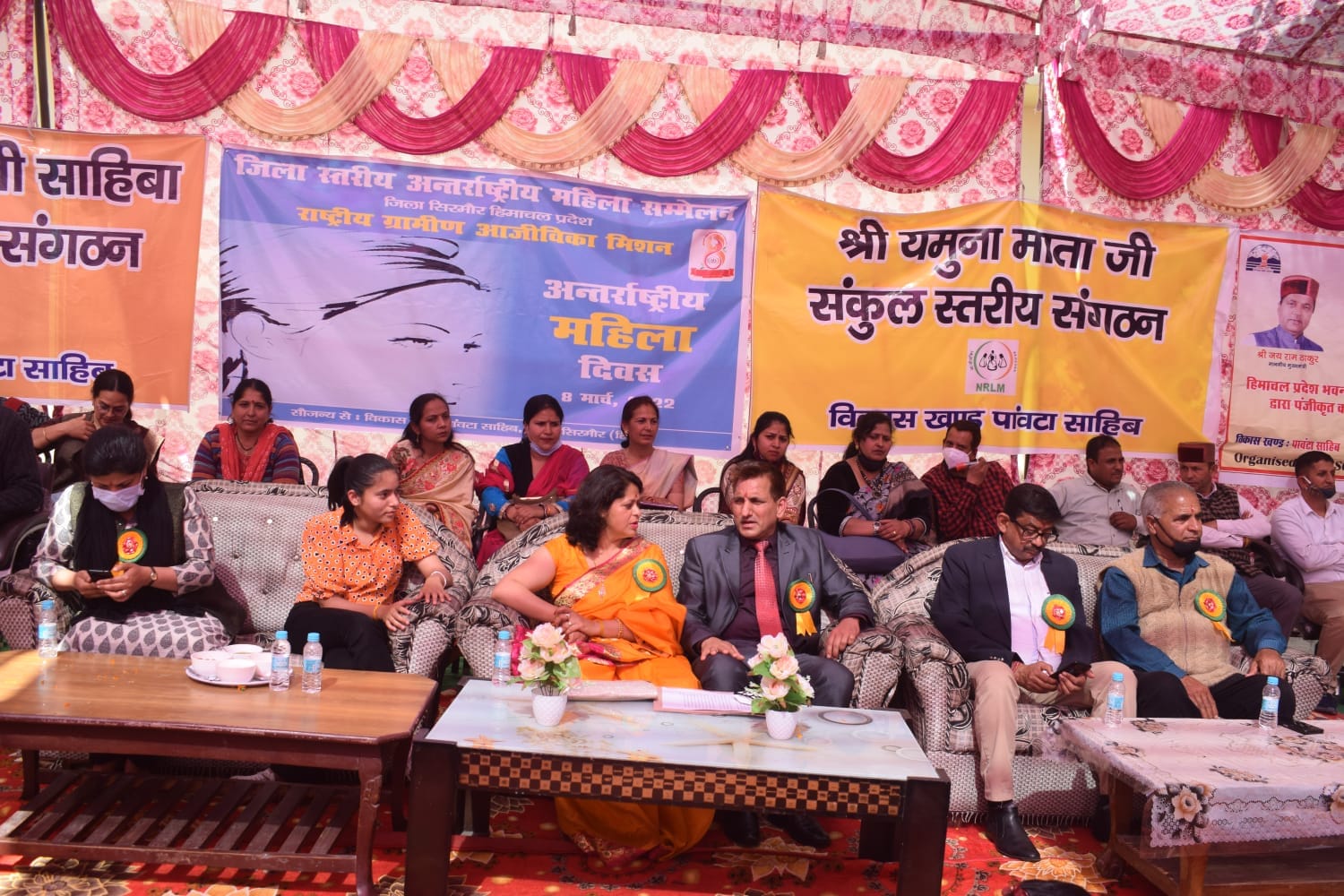बद्रीपुर में महिला दिवस पर आयोजित जिला स्तरीय कार्यक्रम के दौरान उपस्थित उपायुक्त आरके गौतम व अ? बद्रीपुर में महिला दिवस पर आयोजित जिला स्तरीय कार्यक्रम के दौरान उपस्थित उपायुक्त आरके गौतम व अ?