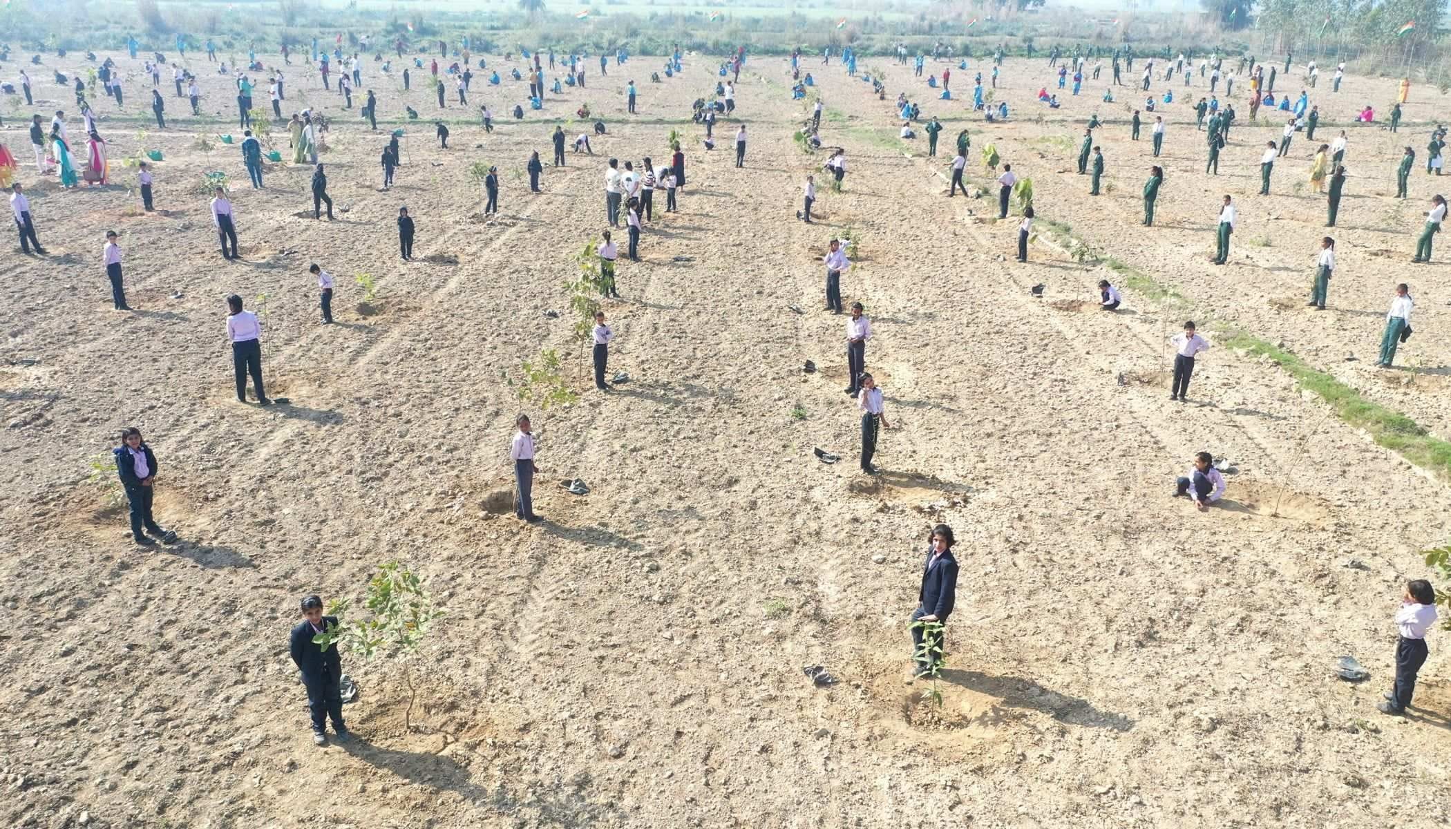 बली कुतुबपुर में ऑक्सीजन बाग में पौधरोपण करतीं महिलाएं और छात्राएं। संवाद बली कुतुबपुर में ऑक्सीजन बाग में पौधरोपण करतीं महिलाएं और छात्राएं। संवाद
