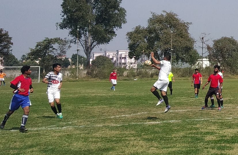 रुद्रपुर स्टेडियम में फुटबाल का फाइनल मुकाबला खेलते खिलाड़ी। रुद्रपुर स्टेडियम में फुटबाल का फाइनल मुकाबला खेलते खिलाड़ी।