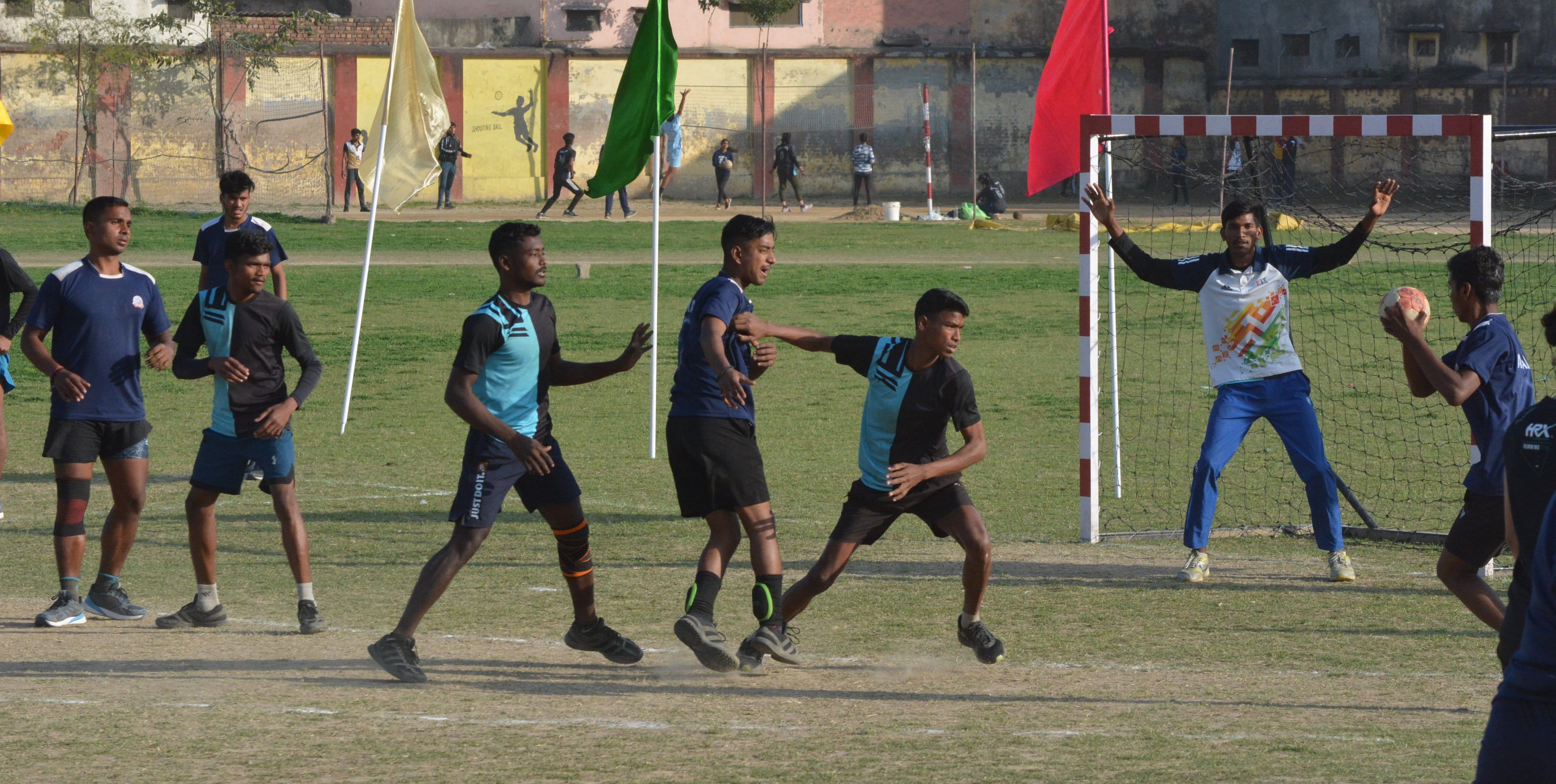 स्पोर्ट्स स्टेडियम में राज्यस्तरीय हैडबाल के क्वार्टर फाइनल मैच में खेलते वाराणसी व आजमगढ के खि स्पोर्ट्स स्टेडियम में राज्यस्तरीय हैडबाल के क्वार्टर फाइनल मैच में खेलते वाराणसी व आजमगढ के खि