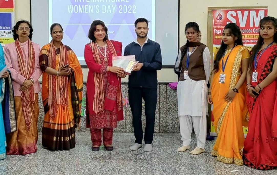 एसवीएम में आयोजित महिला दिवस के कार्यक्रम में सम्मानित महिलाएं।